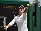 Barbora Krejíková servíruje v zápase tetího kola Wimbledonu.