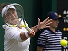 Barbora Krejíková bhem zápasu tetího kola Wimbledonu.