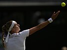 Petra Kvitová servíruje v zápase tetího kola Wimbledonu.