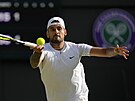 Nick Kyrgios v zápase tetího kola Wimbledonu proti Stefanosi Tsitsipasovi.
