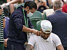 Nick Kyrgios se nechává oetovat v osmifinále Wimbledonu proti Brandonu...