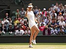 Simona Halepová v osmifinálovém zápase Wimbledonu proti Paule Badosaové.