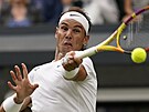 Rafael Nadal v osmifinálovém zápase Wimbledonu proti Botici Van de...