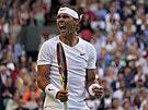 Rafael Nadal se raduje z vítzného bodu v osmifinálovém zápase Wimbledonu proti...