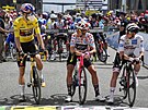 Dritelé jednotlivých trikot na startu tetí etapy Tour de France. Zleva lídr...