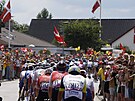 Peloton Tour de France projídí ve tetí etap zaplnnými dánskými ulicemi.