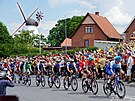 Peloton projídí typicky dánskou krajinou ve tetí etap na Tour de France.