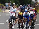 Slovinský cyklista Tadej Pogaar se raduje z vítzství v esté etap na Tour de...