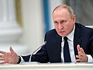 Ruský prezident Vladimir Putin gestikuluje pi projevu k poslancm Státní dumy...