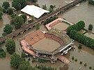 Praha, ostrov tvanice. Zatopený Centrální tenisový dvorec. Povodn 2002.