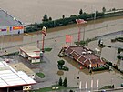 Povode v eských Budjovicích, na snímku zatopená restaurace McDonald. Povodn...