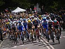Peloton Tour de France projídí trasou druhé etapy, která je zcela obsypaná...