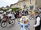 Nkteí diváci se na sledování pelotonu v osmé etap Tour de France oblékli...