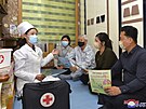 Severokorejská lékaka vysvtluje prevenci proti covidu-19. (17. kvtna 2022)