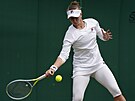 Barbora Krejíková returnuje v zápase tetího kola Wimbledonu.