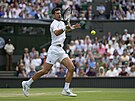 Srb Novak Djokovi returnuje ve tvrtfinále Wimbledonu proti Janniku Sinnerovi...