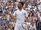 Srb Novak Djokovi se raduje z vítzství ve tvrtfinále Wimbledonu.