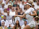 Rumunka Simona Halepová returnuje ve tvrtfinále Wimbledonu.