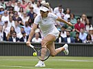 Simona Halepová z Rumunska se natahuje po balonku ve tvrtfinále Wimbledonu.