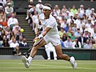 panl Rafael Nadal dobíhá balonek ve tvrtfinále Wimbledonu.