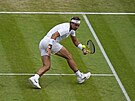 Rafael Nadal se ohlíí za svým returnem ve tvrtfinále Wimbledonu.