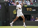 Australan Nick Kyrgios returnuje ve tvrtfinále Wimbledonu.