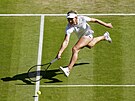 Simona Halepová z Rumunska se natahuje po balonku v semifinále Wimbledonu.