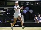 Rumunka Simona Halepová returnuje v semifinále Wimbledonu.