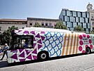 Zoobus, který sveze cestující z centra Brna do zoologické zahrady v Bystrci, je...