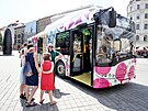 Zoobus, který sveze cestující z centra Brna do zoologické zahrady v Bystrci, je...