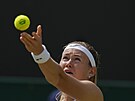 Marie Bouzková bhem osmifinále Wimbledonu.