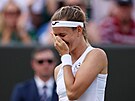 Marie Bouzková se raduje z postupu do tvrtfinále Wimbledonu.