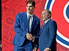 Juraj Slafkovský, jednika draftu NHL, si potásá rukou s komisionáem NHL...