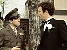 Vlevo Al Pacino jako Michael Corleone,vpravo James Caan jako Sonny Corleone v...