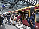 Cestující ekají na nástupiti vlakového nádraí v Berlín (30. ervna 2022)