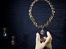 Náunice a náhrdelník, které mla královna Albta II. na korunovaci v roce...