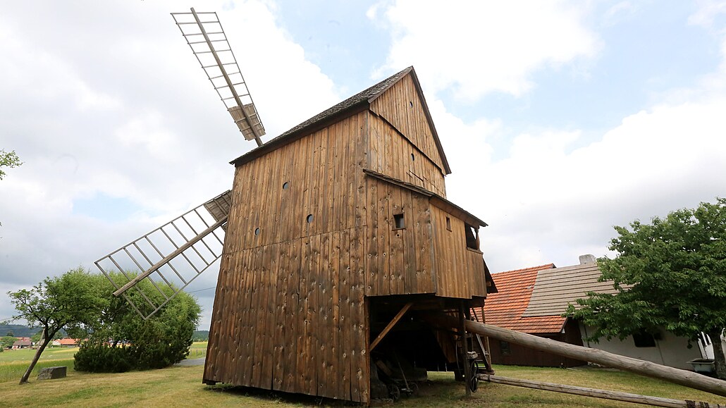 Marálkv vtrný mlýn z 19. století v Partutovicích je technickou památkou.