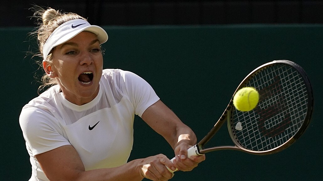 Simona Halepová v osmifinálovém zápase Wimbledonu.