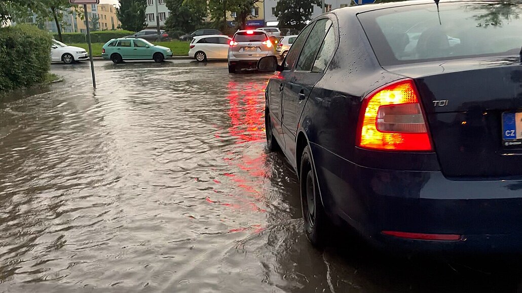 Prudké deště Bouřky, doprovázené srážkami, zaplavily například Moskevskou ulici...