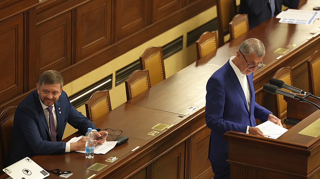 Ministr vnitra a předseda hnutí STAN Vít Rakušan ve Sněmovně s bývalým premiérem, šéfem ANO Andrejem Babišem
