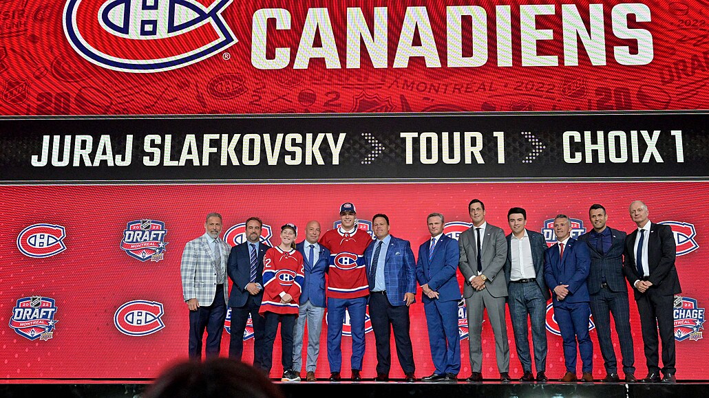 Jednika draftu Juraj Slafkovský na pódiu se zástupci Montrealu.