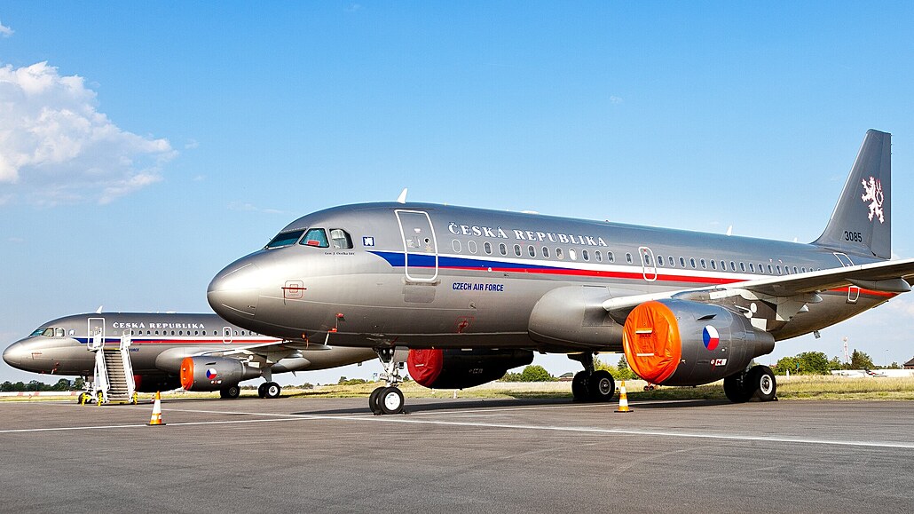Vládní letka nestaí. Airbus A319-115X CJ v barvách eské vládní letky stojí v...
