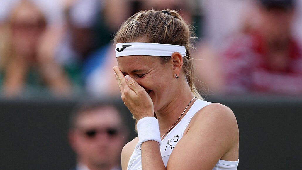 Marie Bouzková se raduje z postupu do čtvrtfinále Wimbledonu.