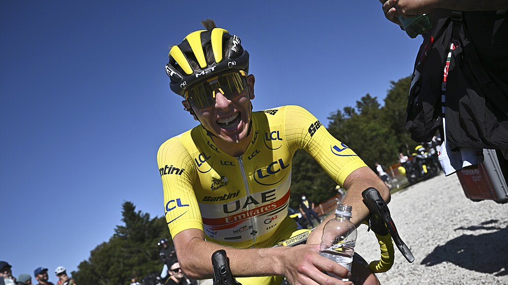 DOKÁZAL TO. Tadej Poga�ar se raduje z vít�zství v sedmé etap� Tour de France.