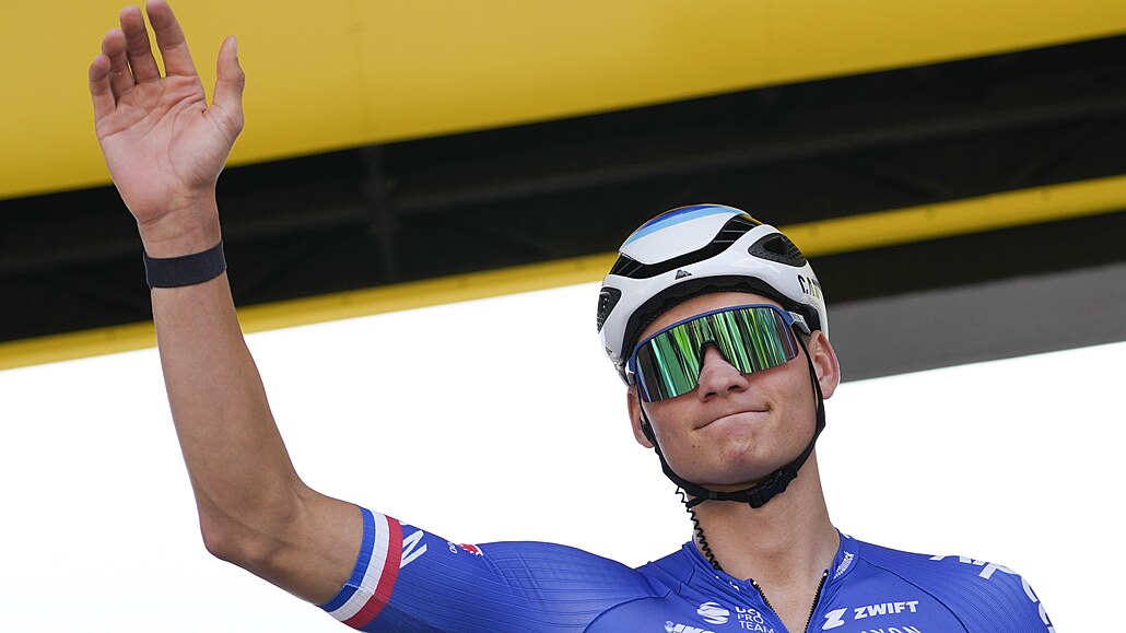 Mathieu van der Poel zdraví fanouky ped startem Tour de France.