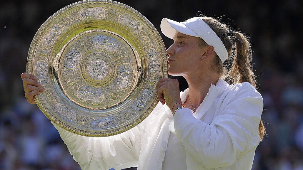 Vítzka Wimbledonu Jelena Rybakinová s vybojovanou trofejí.