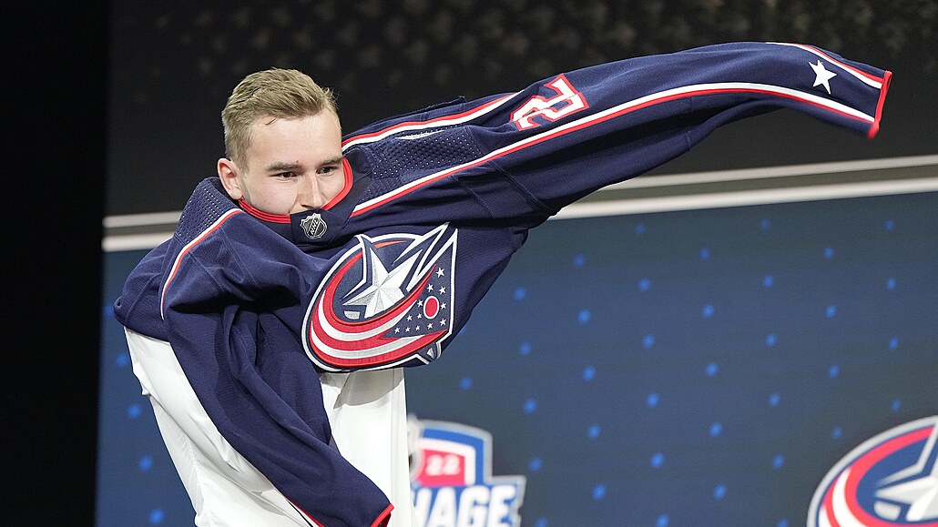 eský obránce David Jiíek obléká dres Columbus Blue Jackets.