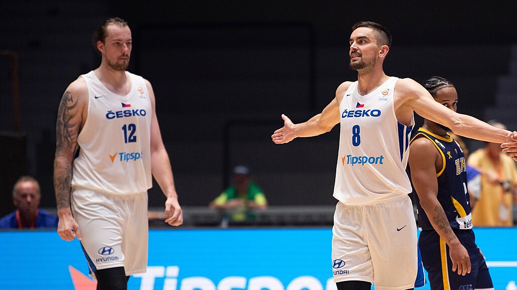 etí basketbalisté Ondej Balvín (vlevo) a Tomá Satoranský proívají zápas s...