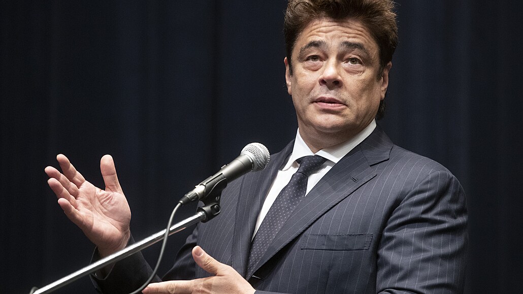 Benicio del Toro promlouvá k plnému Velkému sálu v hoteluThermal (8. �ervence...