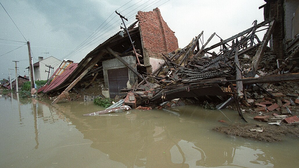 Zkáza. Troubky se staly symbolem povodní 1997. Ze �pinavé vody tr�ely z�íceniny...